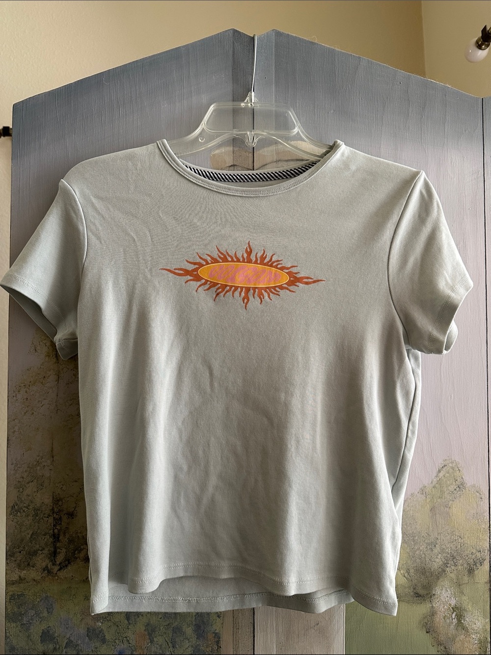 Volcom Light Gray Cropped Tee with Orange and Pink Sun Graphic size large